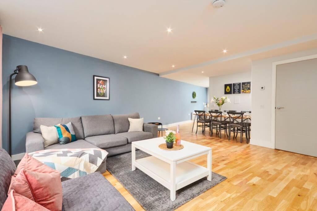 Stunning Townhouse // Sleeps 8 Vakantiehuis